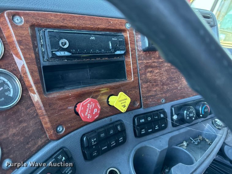 image for item EN0479 2012 Freightliner Cascadia 125 semi truck