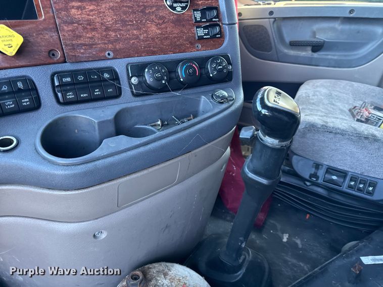 image for item EN0479 2012 Freightliner Cascadia 125 semi truck