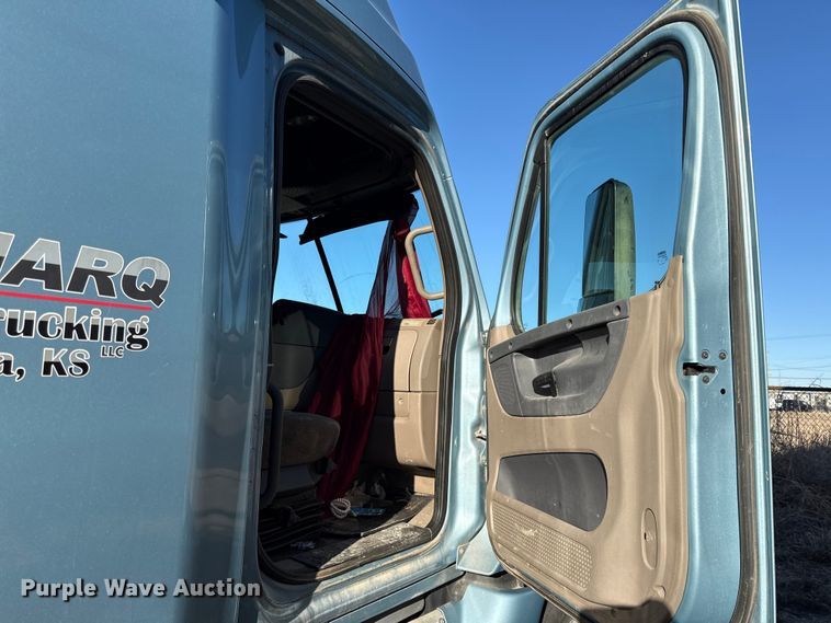 image for item EN0479 2012 Freightliner Cascadia 125 semi truck