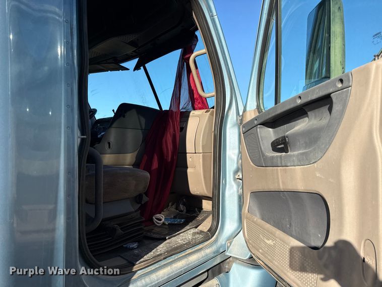 image for item EN0479 2012 Freightliner Cascadia 125 semi truck