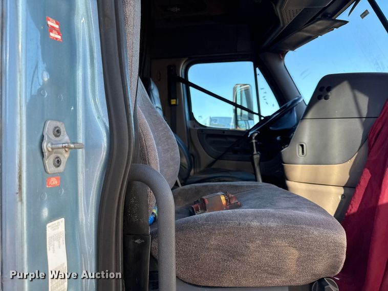 image for item EN0479 2012 Freightliner Cascadia 125 semi truck