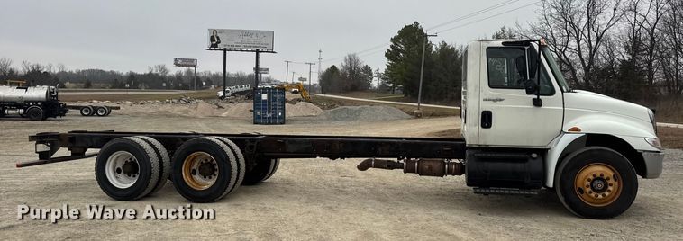 image for item EN0819 2010 International 4400 truck cab and chassis