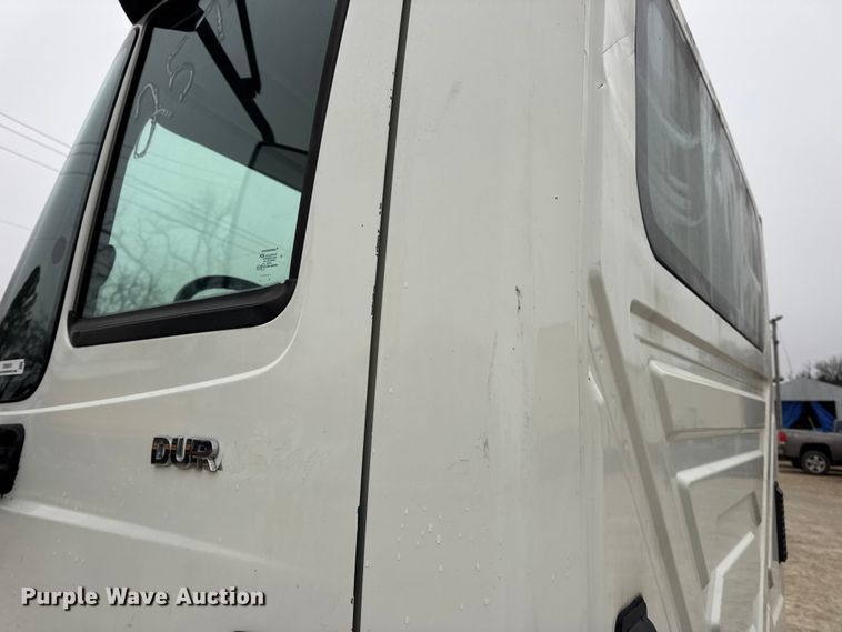 image for item EN0819 2010 International 4400 truck cab and chassis