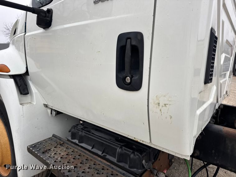 image for item EN0819 2010 International 4400 truck cab and chassis