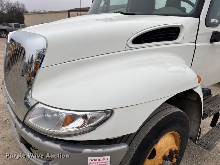 image for item EN0819 2010 International 4400 truck cab and chassis