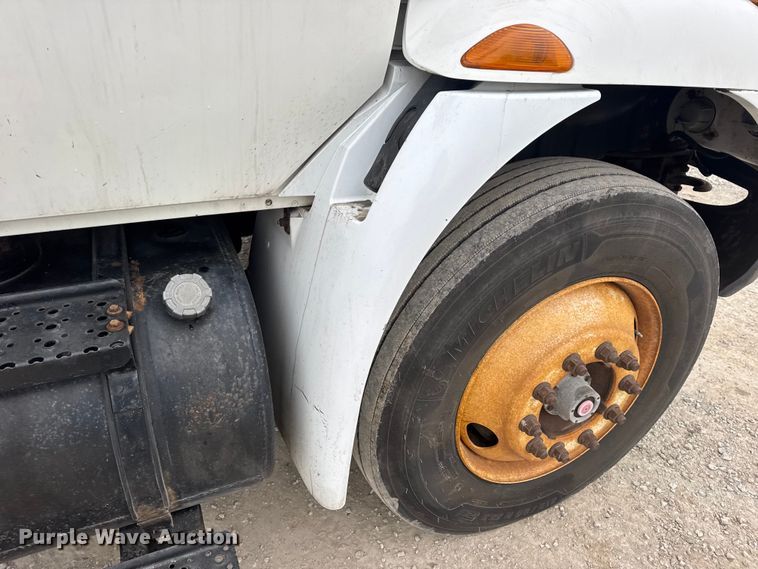 image for item EN0819 2010 International 4400 truck cab and chassis