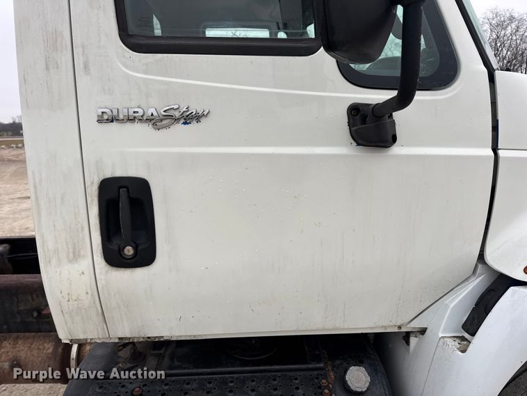 image for item EN0819 2010 International 4400 truck cab and chassis