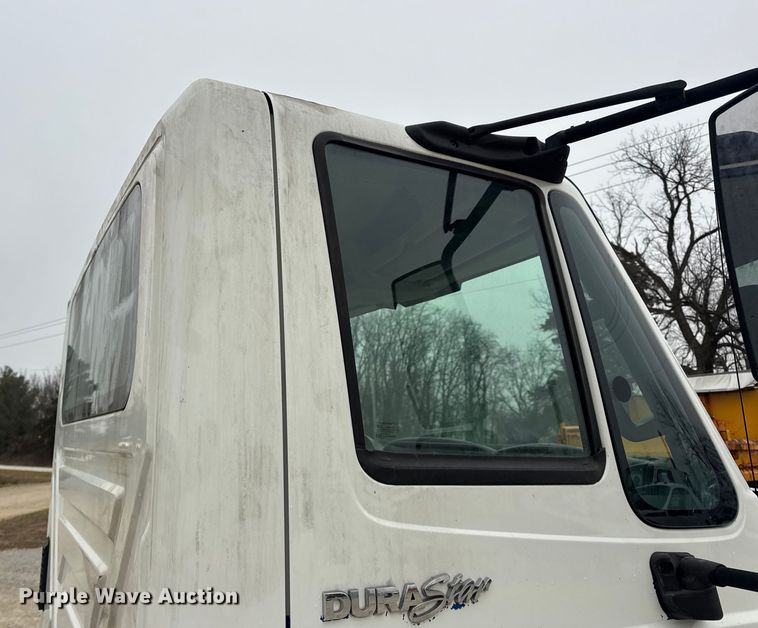 image for item EN0819 2010 International 4400 truck cab and chassis