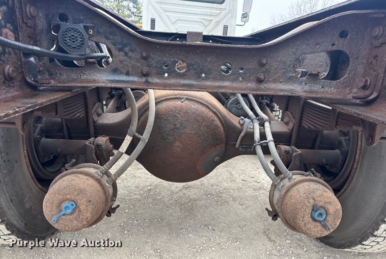 image for item EN0819 2010 International 4400 truck cab and chassis