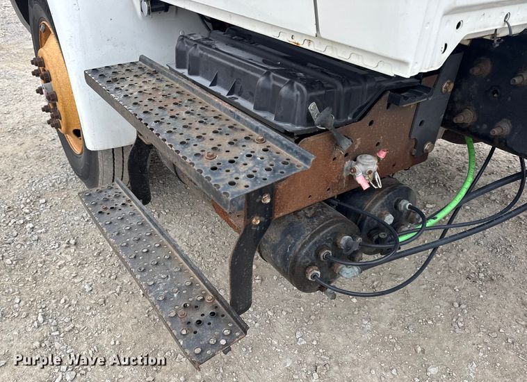 image for item EN0819 2010 International 4400 truck cab and chassis