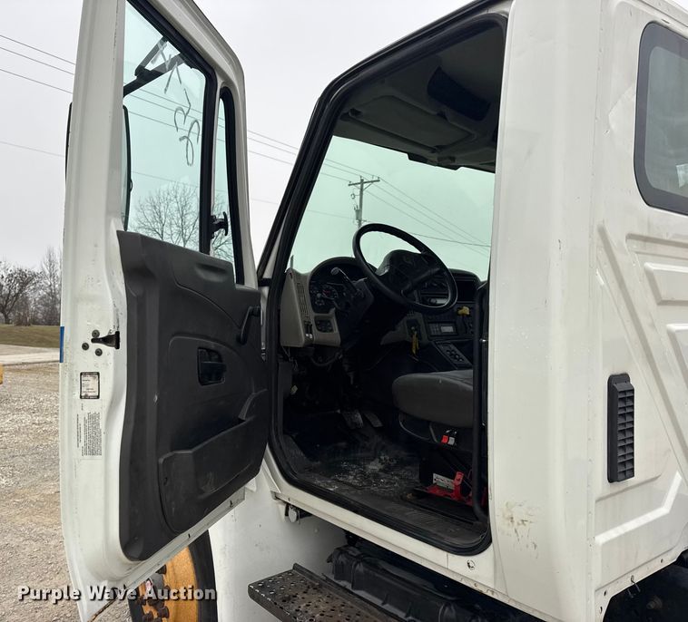 image for item EN0819 2010 International 4400 truck cab and chassis