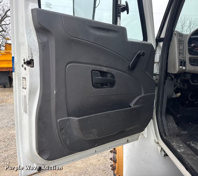 image for item EN0819 2010 International 4400 truck cab and chassis