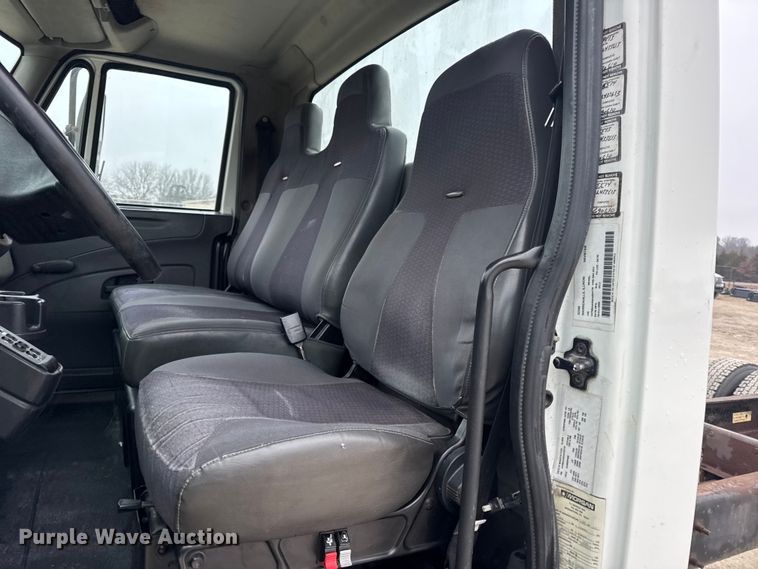 image for item EN0819 2010 International 4400 truck cab and chassis