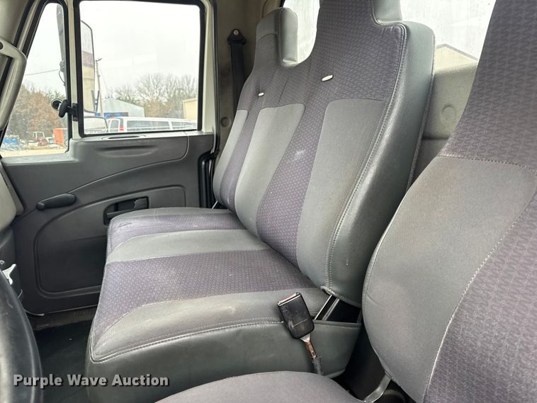 image for item EN0819 2010 International 4400 truck cab and chassis