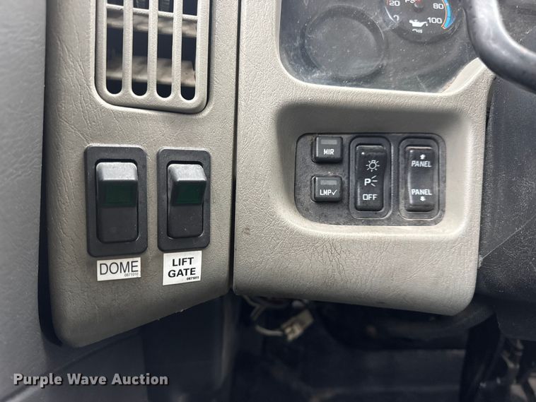 image for item EN0819 2010 International 4400 truck cab and chassis