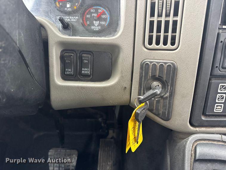 image for item EN0819 2010 International 4400 truck cab and chassis