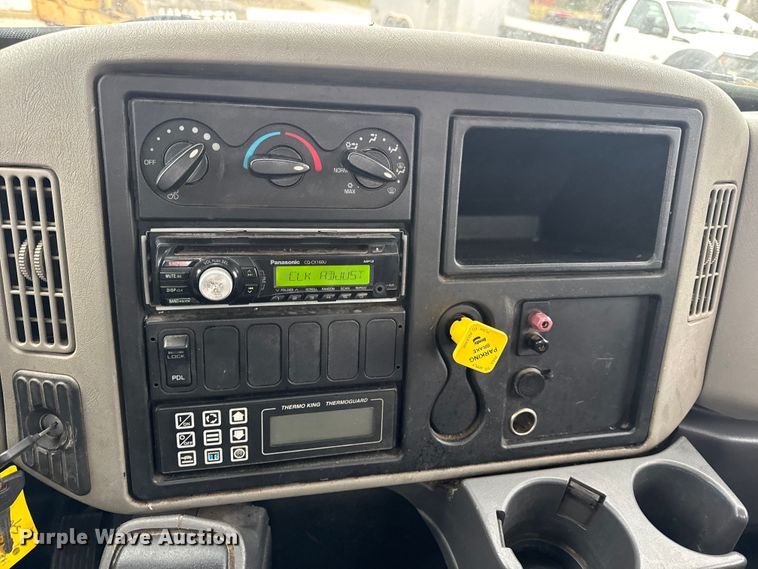 image for item EN0819 2010 International 4400 truck cab and chassis