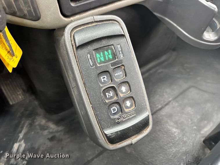 image for item EN0819 2010 International 4400 truck cab and chassis