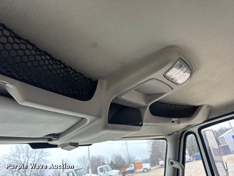 image for item EN0819 2010 International 4400 truck cab and chassis