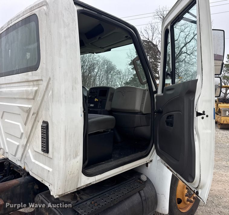 image for item EN0819 2010 International 4400 truck cab and chassis