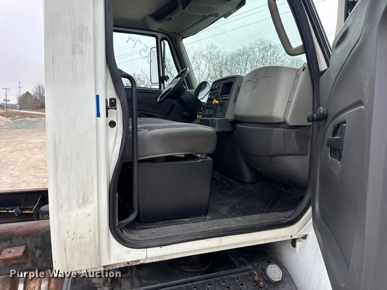 image for item EN0819 2010 International 4400 truck cab and chassis