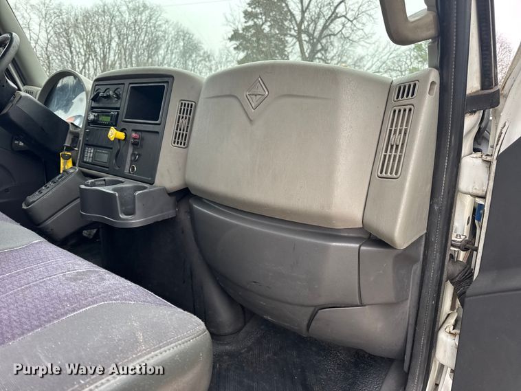 image for item EN0819 2010 International 4400 truck cab and chassis