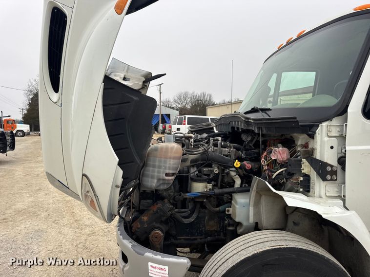 image for item EN0819 2010 International 4400 truck cab and chassis