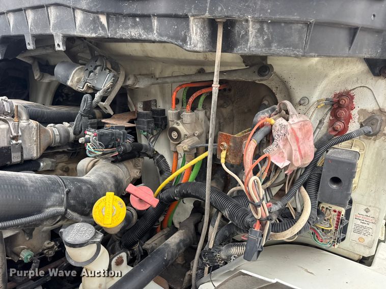 image for item EN0819 2010 International 4400 truck cab and chassis