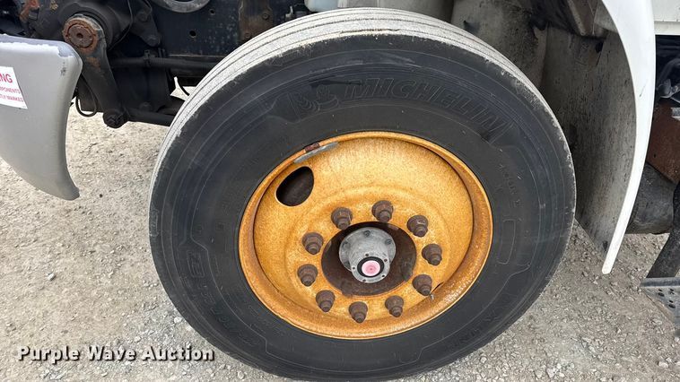 image for item EN0819 2010 International 4400 truck cab and chassis