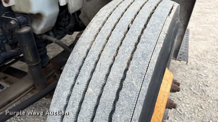 image for item EN0819 2010 International 4400 truck cab and chassis