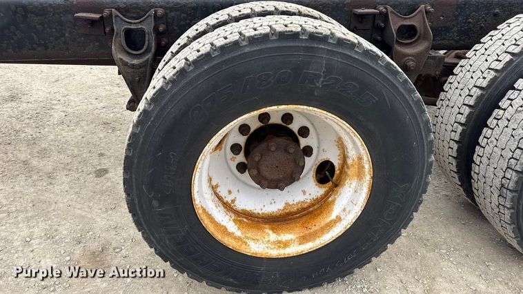 image for item EN0819 2010 International 4400 truck cab and chassis