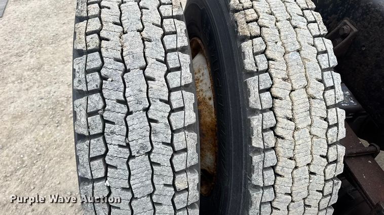 image for item EN0819 2010 International 4400 truck cab and chassis