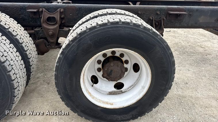 image for item EN0819 2010 International 4400 truck cab and chassis