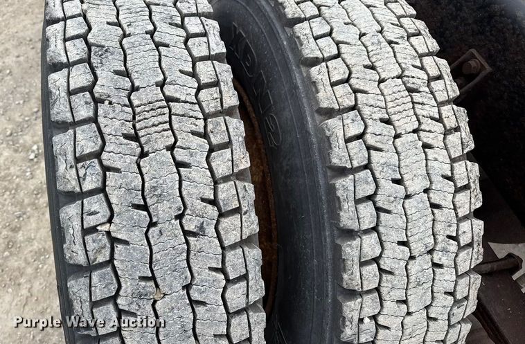 image for item EN0819 2010 International 4400 truck cab and chassis