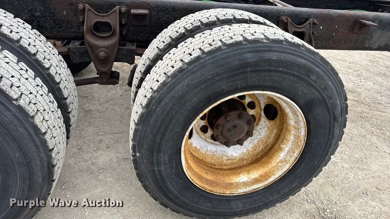 image for item EN0819 2010 International 4400 truck cab and chassis