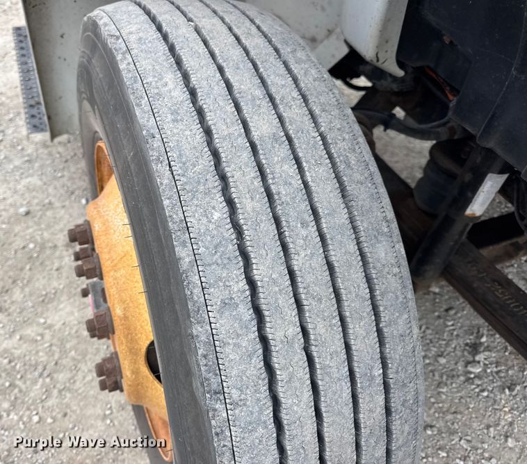 image for item EN0819 2010 International 4400 truck cab and chassis