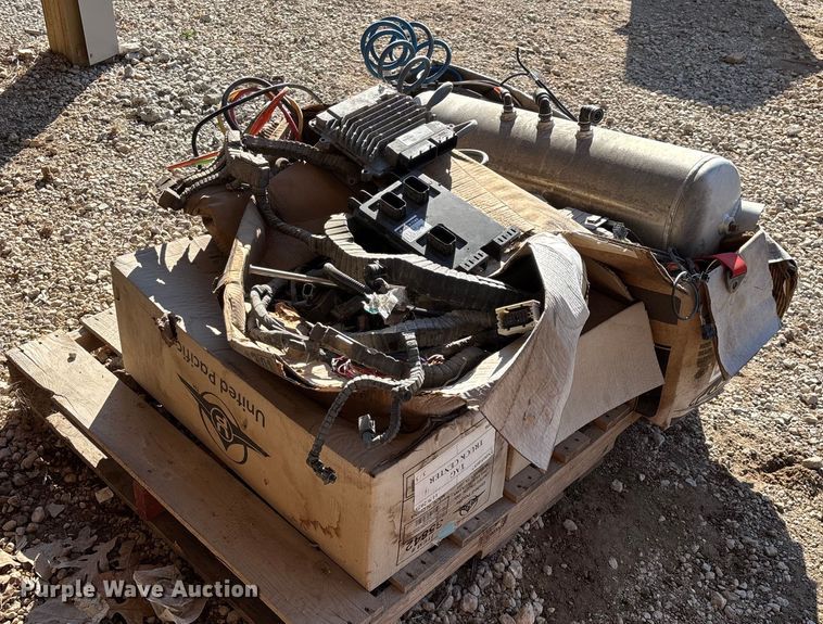 image for item EN5965 Paccar PX-13 engine and transmission