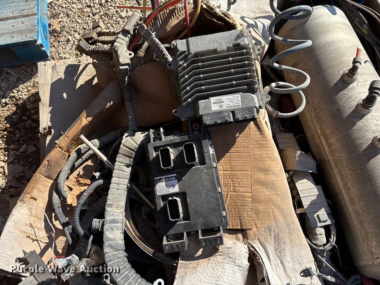 image for item EN5965 Paccar PX-13 engine and transmission