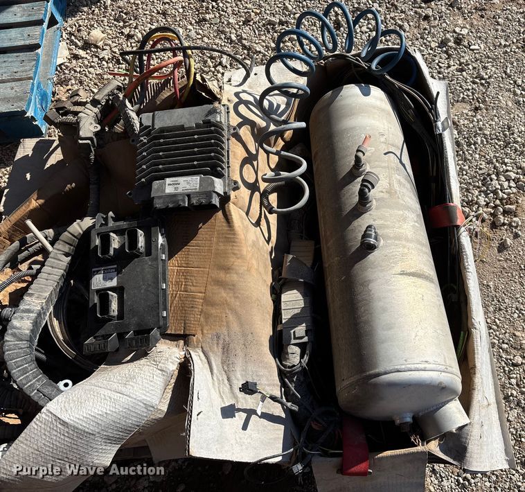 image for item EN5965 Paccar PX-13 engine and transmission