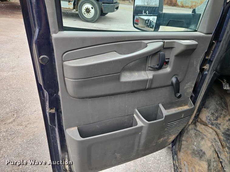 image for item EO7007 2014 GMC Savana 3500 box truck