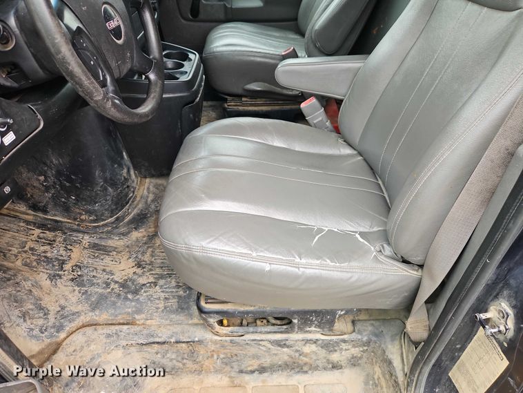 image for item EO7007 2014 GMC Savana 3500 box truck