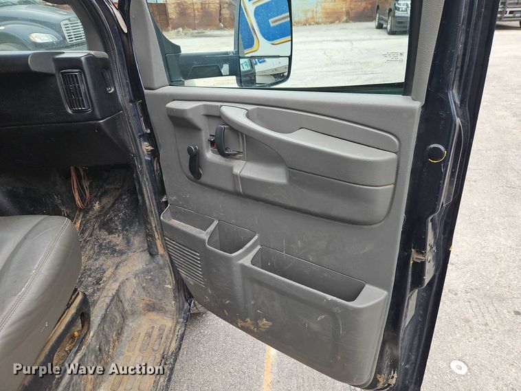 image for item EO7007 2014 GMC Savana 3500 box truck