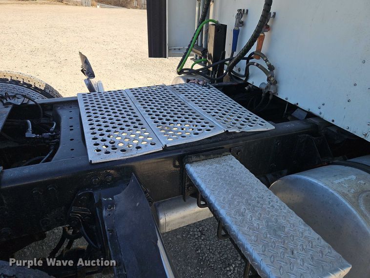 image for item EO7020 2011 Kenworth T660 semi truck