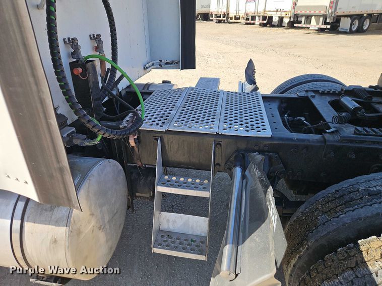 image for item EO7020 2011 Kenworth T660 semi truck