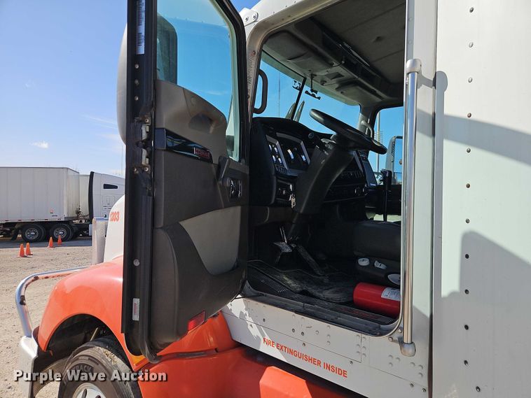 image for item EO7020 2011 Kenworth T660 semi truck