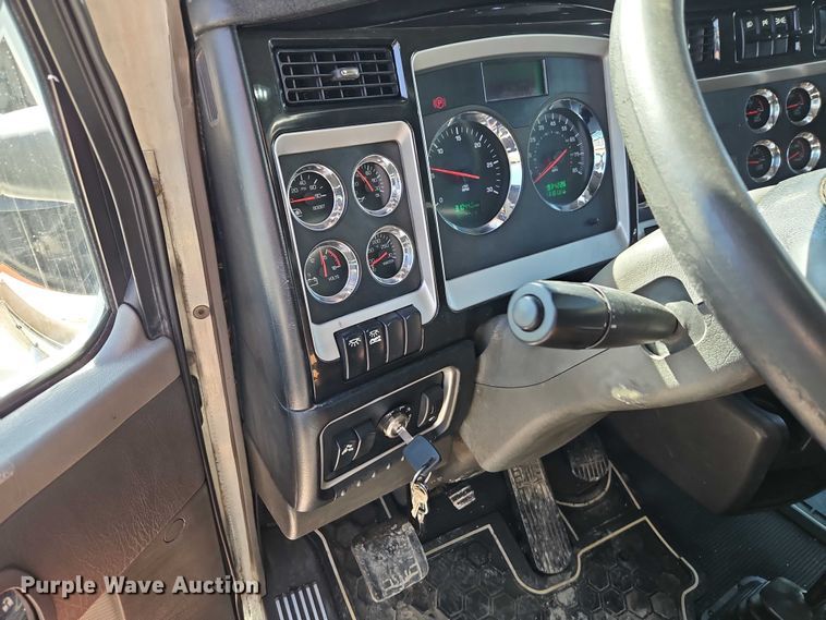 image for item EO7020 2011 Kenworth T660 semi truck