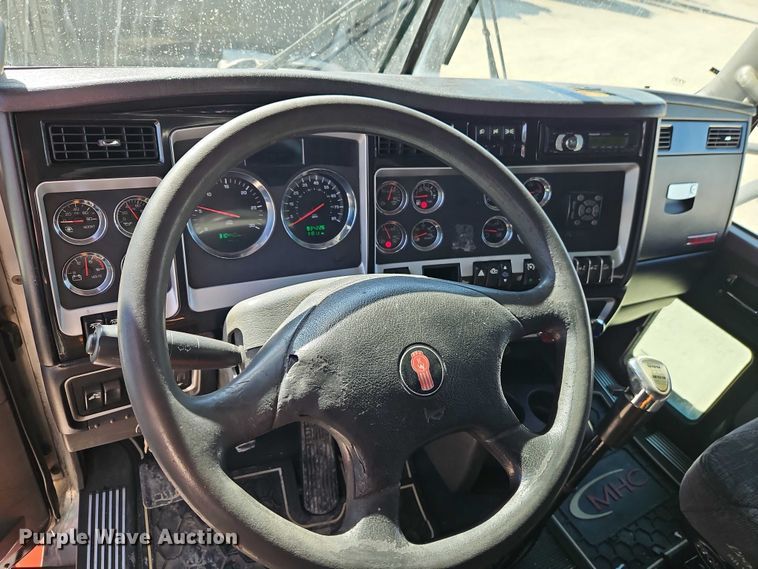 image for item EO7020 2011 Kenworth T660 semi truck