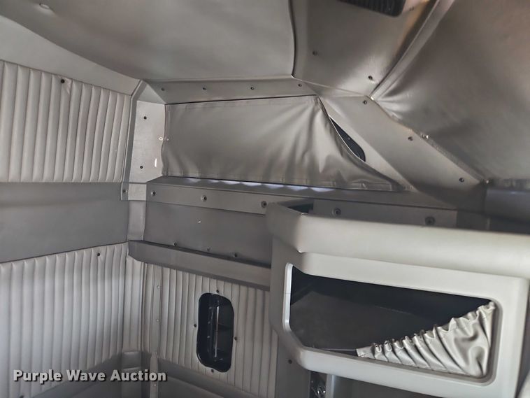 image for item EO7020 2011 Kenworth T660 semi truck