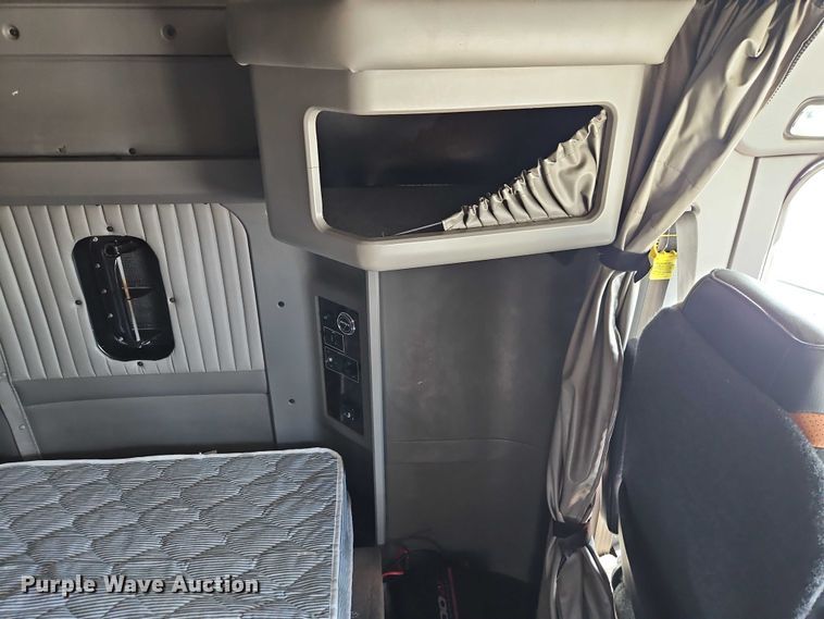 image for item EO7020 2011 Kenworth T660 semi truck