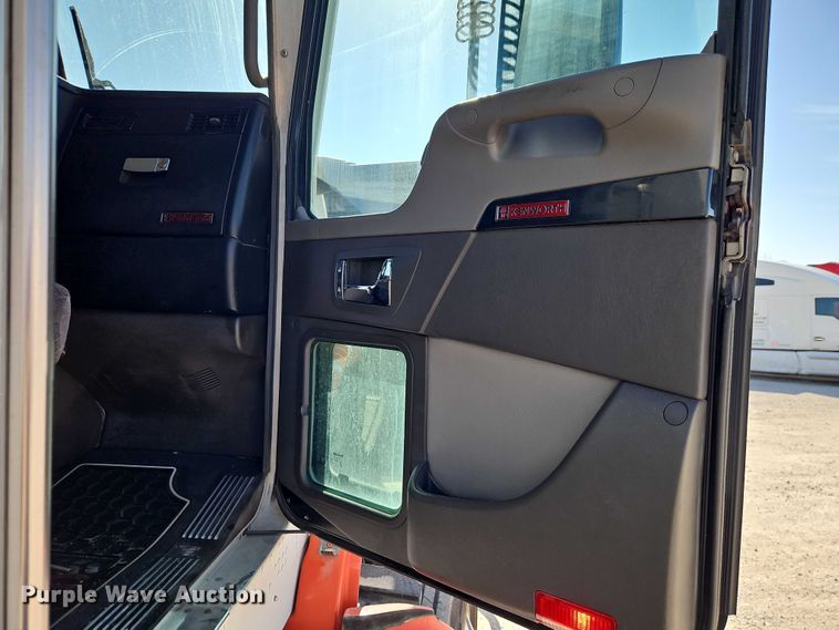 image for item EO7020 2011 Kenworth T660 semi truck